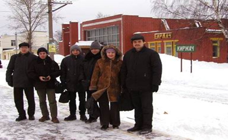 Группа путешественников у вокзала в Киржаче.