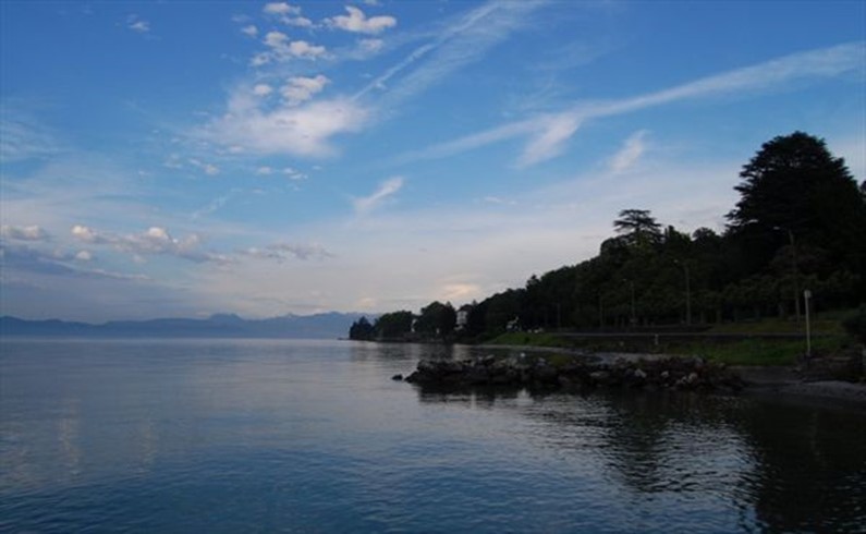 Никакого Фотошопа, небо над Женевским озером действительно нереального цвета. 